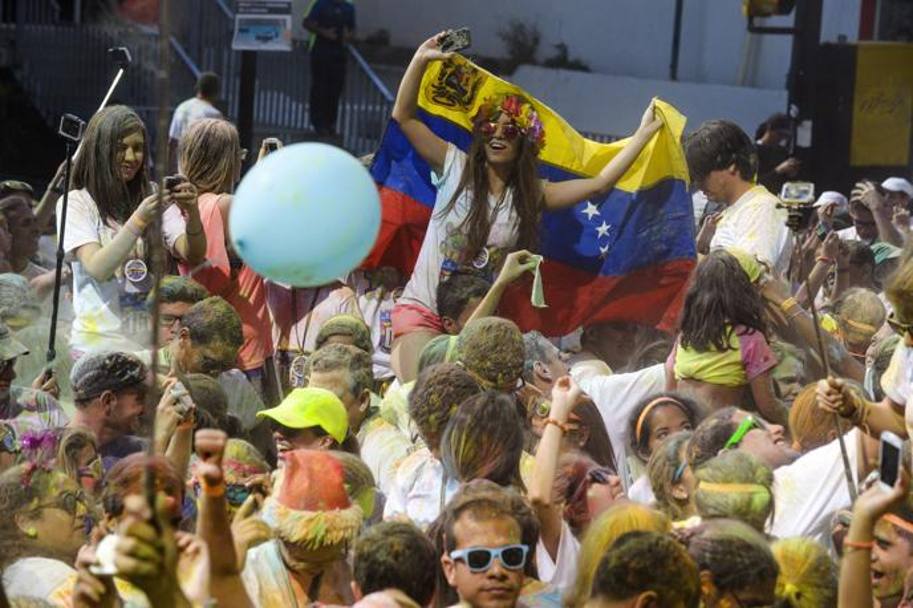 La Carrera Color Run di Caracas, Venezuela: la corsa in cui si parte bianchi e, tra schizzi e getti di polveri e vernici colorate, si arriva al traguardo pi o meno come Arlecchino. (Afp)